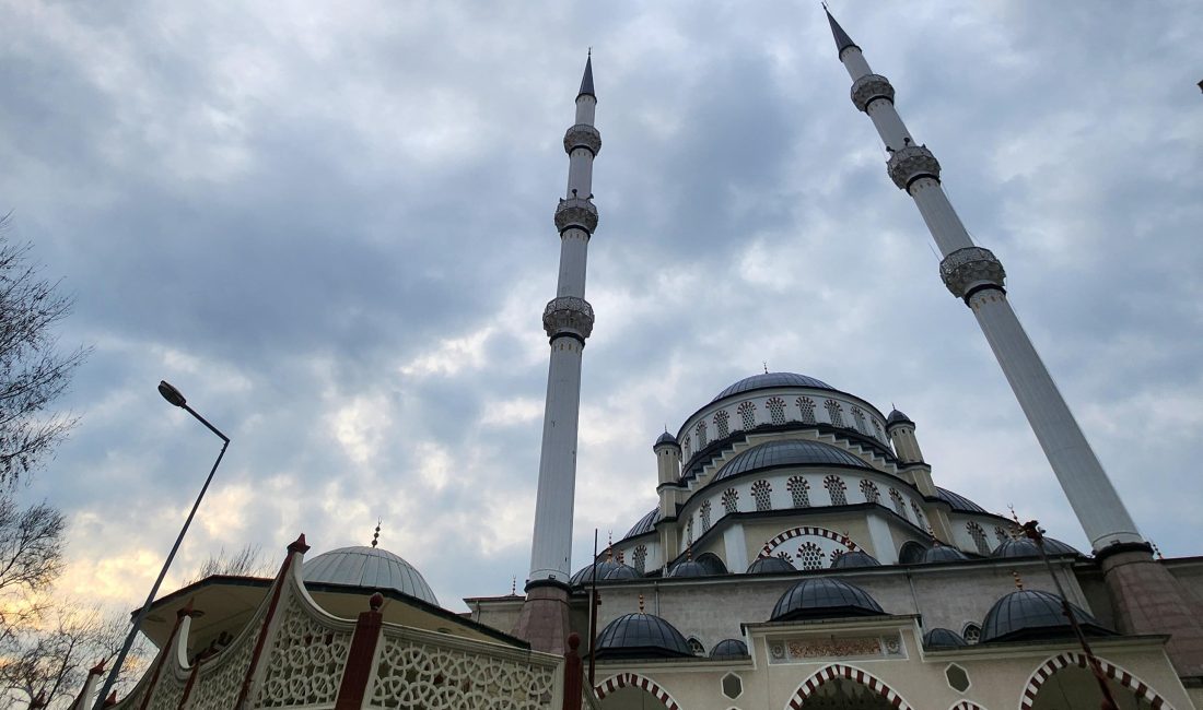 Ülke genelindeki camilerde ilk teravih namazı kılınacak, ardından oruçlar için