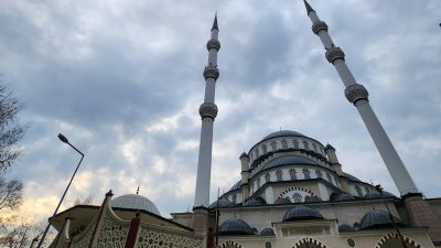 Ülke genelindeki camilerde ilk teravih namazı kılınacak, ardından oruçlar için