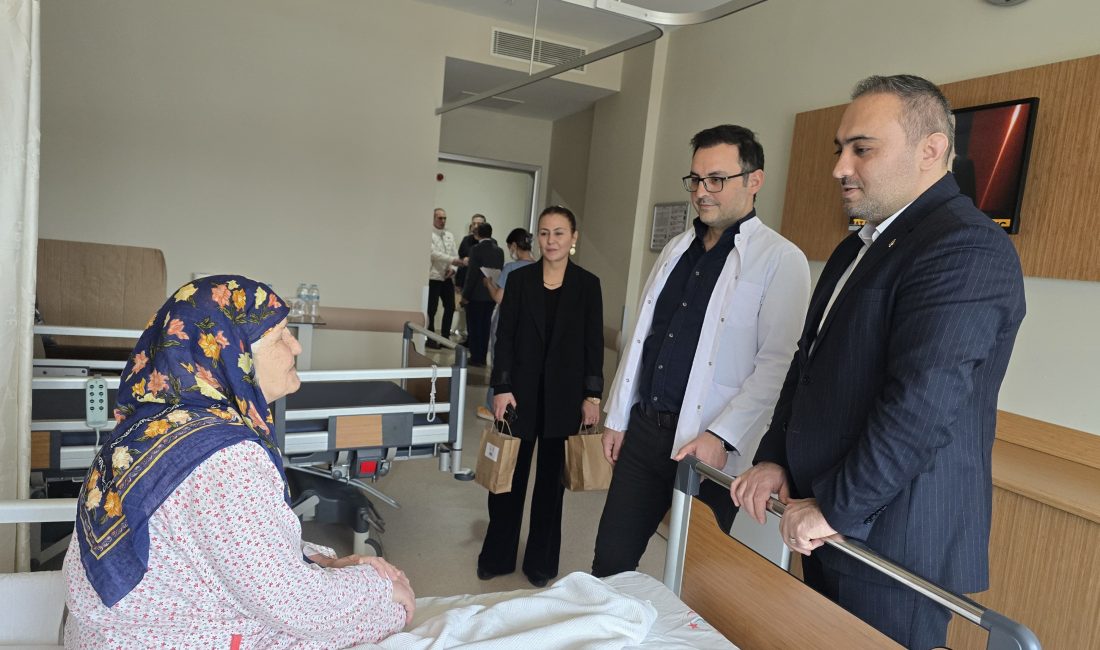Ak Parti Orhangazi ilçe başkanı Gökhan Ulusu, beraberinde yönetim kurulu