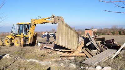 Bursa'nın Yenişehir ilçesinde belediye ekipleri tarafından daha önceden kaçak oldukları