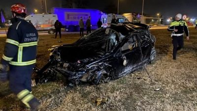 Bursa'nın İnegöl ilçesinde meydana gelen trafik kazasında iki otomobil çarpıştı,