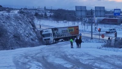 Bursa'nın Orhangazi ilçesinde yokuş yukarı çıkmak isteyen bir tır, yolda