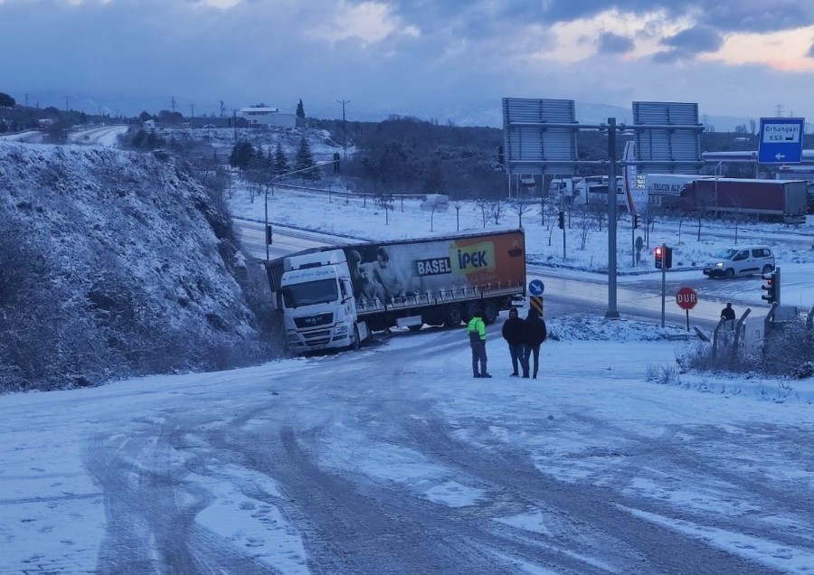 Bursa'nın Orhangazi ilçesinde yokuş yukarı çıkmak isteyen bir tır, yolda