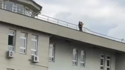 Yalova'da meydana gelen olayda bir kadın, elindeki çocuğu ile çıktığı