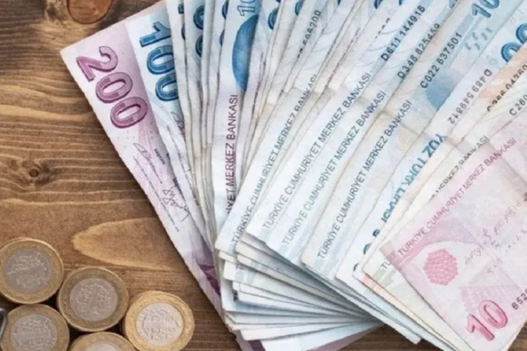 Emekli vatandaşlar bayram ikramiyesi konusunda zam beklentisi içinde. Bu konuda