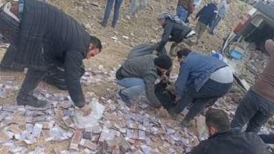 Suriye'nin Şam-Humus Karayolu'nda, Suriye Merkez Bankası'na para taşıyan bir aracın