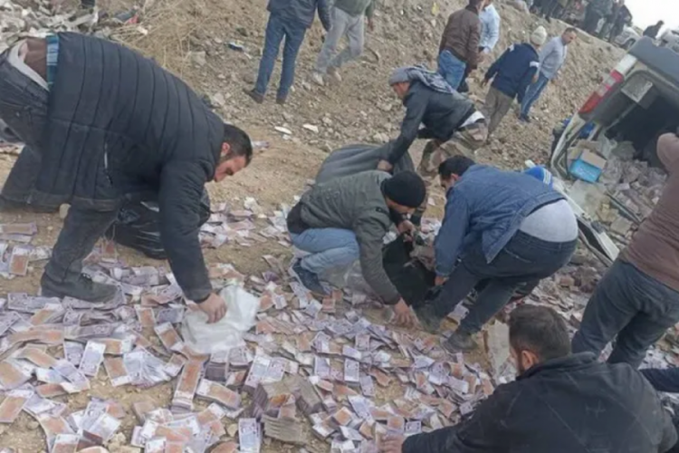 Suriye'nin Şam-Humus Karayolu'nda, Suriye Merkez Bankası'na para taşıyan bir aracın