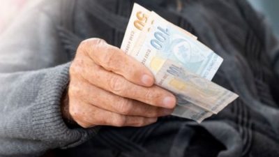 Emeklinin bayram ikramiyesini 3 bin liradan 4 bin liraya yükseltecek