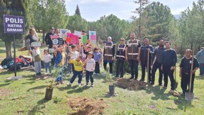 Bursa'nın İznik ilçesinde, Orman Haftası etkinlikleri kapsamında Cumhuriyet İlkokulu ana