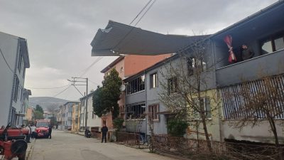 Bursa'nın Orhangazi ilçesinde çıkan fırtına nedeniyle yerinden kalkan çatı elektrik