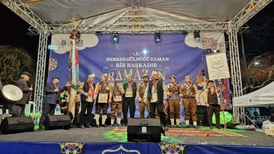Bursa Büyükşehir Belediyesi, kentin üç ayrı noktasında kurduğu iftar sofralarında