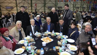  Bursa Büyükşehir Belediyesi’nin Mudanya’da düzenlediği iftar programında yaklaşık 2500 kişi