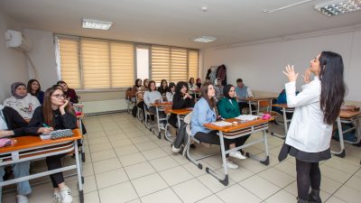 Bursa Büyükşehir Belediyesi, BUSMEK aracılığıyla üniversite sınavlarına hazırlanan gençlere uzman