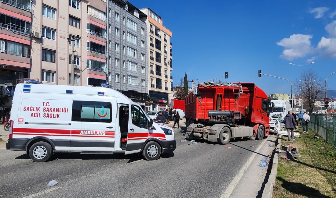 Bursa'nın Orhangazi ilçesinde ana yol üzerinde meydana gelen trafik kazasında