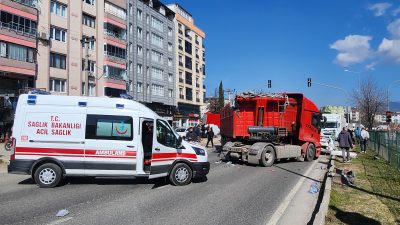 Bursa'nın Orhangazi ilçesinde ana yol üzerinde meydana gelen trafik kazasında