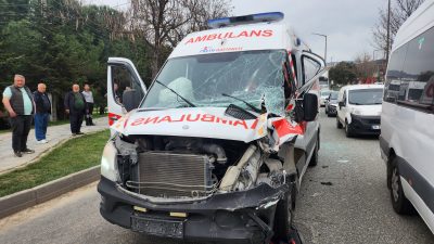 Bursa'nın Orhangazi ilçesinde ana yolu üzerinde meydana gelen trafik kazasında,