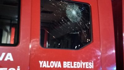 Yalova'da, yangın ihbarına giden itfaiye araçlarına yönelik taşlı saldırı, büyük