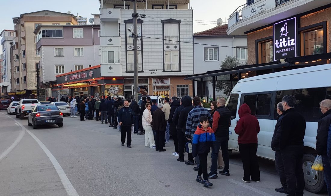 Orhangazi'de Ramazan ayının ilk akşamında iftar için evlerine sıcak pide