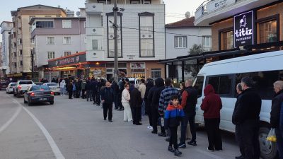 Orhangazi'de Ramazan ayının ilk akşamında iftar için evlerine sıcak pide