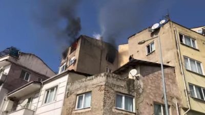 Bursa'nın Gemlik ilçesinde bir apartmanın en üst katında çıkan yangın