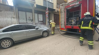 Bursa'nın Orhangazi ilçesinde park halinde ki otomobilde çıkan yangın itfaiye
