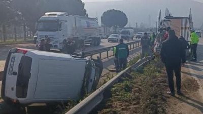 Bursa'da Gemlik ilçesinde ana yol üzerinde meydana gelen trafik kazasında