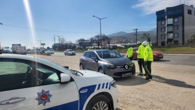 Bursa'nın Orhangazi ilçesinde Trafikte, kurallara uymayan araçlar üzerinde denetimlerini sürdüren 
