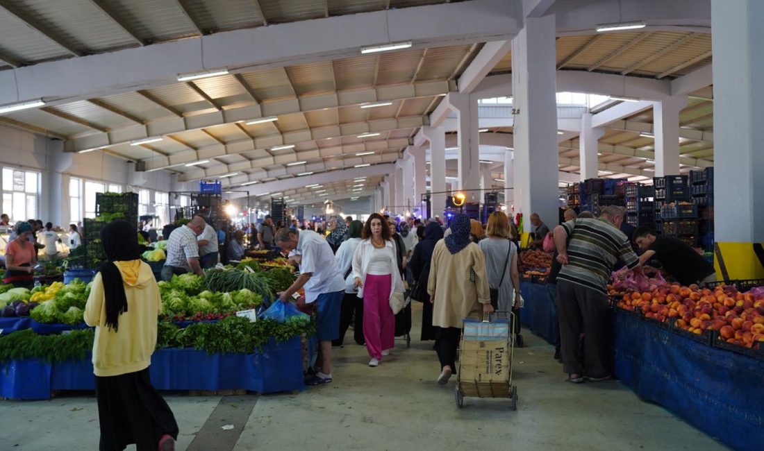 Orhangazi'de Ramazan Bayramı arefesinde vatandaşların bayramlık alışveriş ihtiyaçlarını karşılamak amacıyla