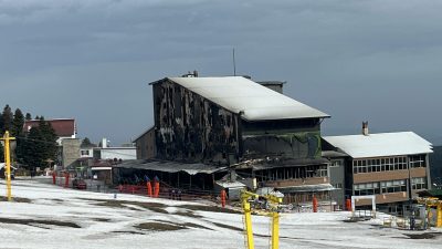 Bursa Valiliği, sosyal medya hesabından Bursa Uludağ'da çıkan otel yangınında