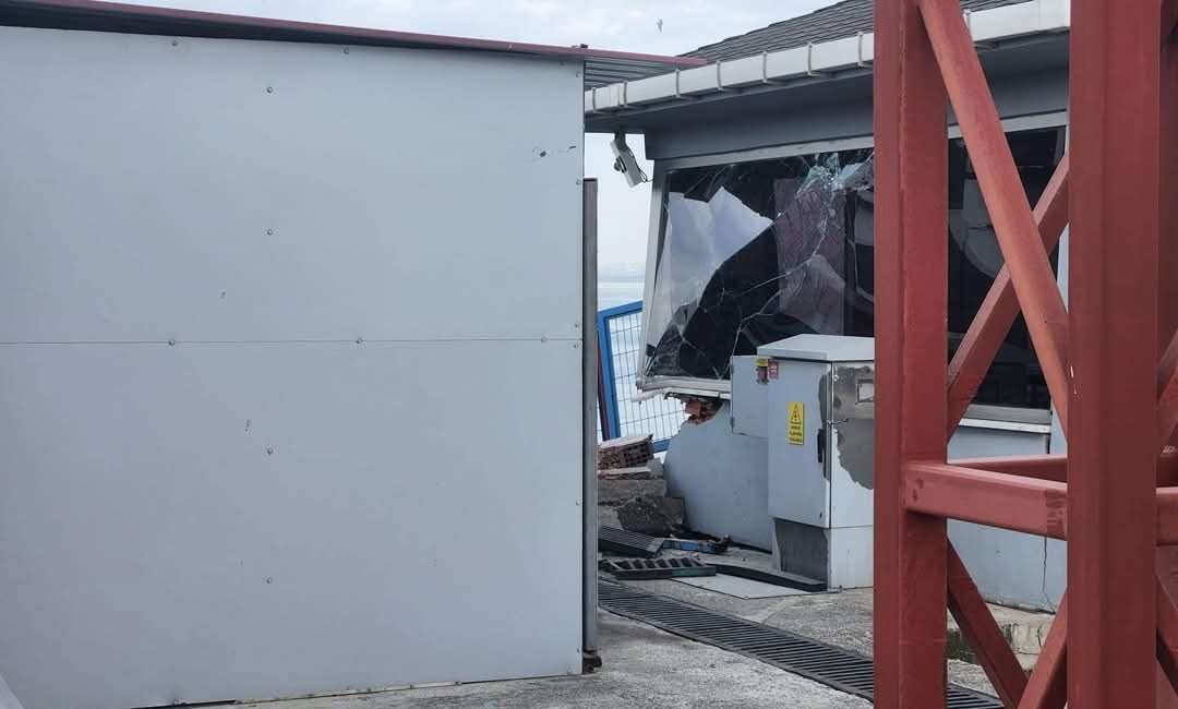 Yalova'da meydana gelen olayda, dümeni kilitlenen yolcu feribotu kontrolden çıkarak