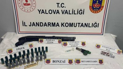 Yalova'da durdurulan bir araç içinde yapılan aramalarda uyuşturucu maddeler ve