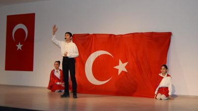 Bursa'nın Orhangazi ilçesinde İstiklal Marşımızın kabülünün 104. yıldönümü nedeniyle ilçe