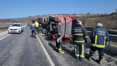 Yalova-Orhangazi Karayolu, Süpürgelik Mevkiinde meydana gelen trafik kazasında virajda kontrolden