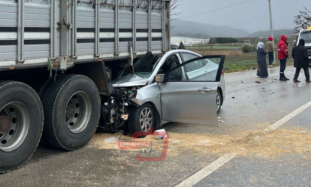 Bursa'nın Yenişehir ilçesinde meydana gelen trafik kazasında bir otomobil önünde