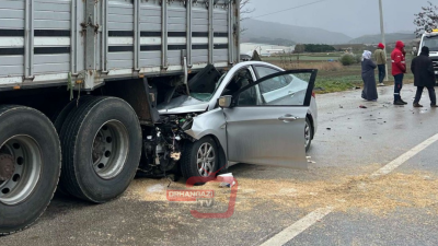 Bursa'nın Yenişehir ilçesinde meydana gelen trafik kazasında bir otomobil önünde
