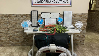 Bursa'da il Jandarma Komutanlığı tarafından bir eve düzenlenen uyuşturucu operasyonunda