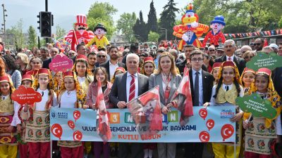 Bursa Büyükşehir Belediyesi tarafından düzenlenen Çocuk Şenliği ile çocuklar, birbirinden