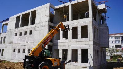 Orhangazi’de yapımına başlanan yeni Emniyet Müdürlüğü binasında çalışmalar hızla ilerliyor.