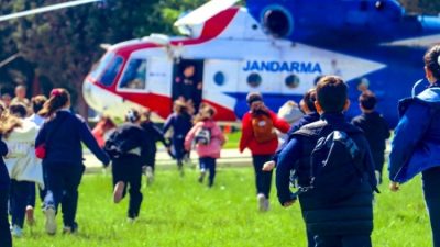 Bursa İl Jandarma Komutanlığı, Nazife Hüseyin Meriç İlkokulu öğrencilerini ağırlayarak,
