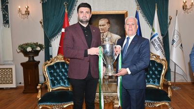 Bursa Büyükşehir Belediye Başkanı Mustafa Bozbey, şampiyonluk kupasıyla kendisini ziyaret