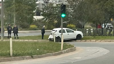 Bursa'nın Orhangazi ilçesinde ana yol üzeri kavşakta meydana gelen kazada,