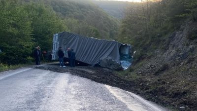 Bursa'nın Orhangazi ilçesinde meydana gelen trafik kazasında, sürücünün kontrolünden çıkan