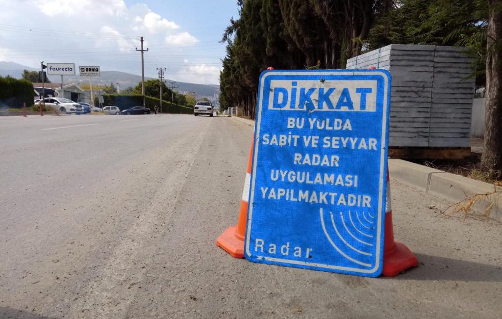 Bursa’nın Orhangazi ilçesinde Trafikte, kurallara uymayan araçlar üzerinde denetimlerini sürdüren 