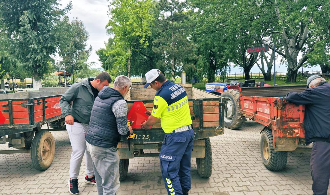 Bursa'nın İznik ilçesinde Jandarma Komutanlığı'na bağlı trafik ekipleri, traktör güvenliğini