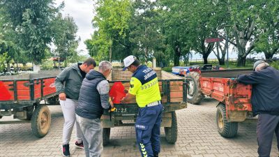 Bursa'nın İznik ilçesinde Jandarma Komutanlığı'na bağlı trafik ekipleri, traktör güvenliğini