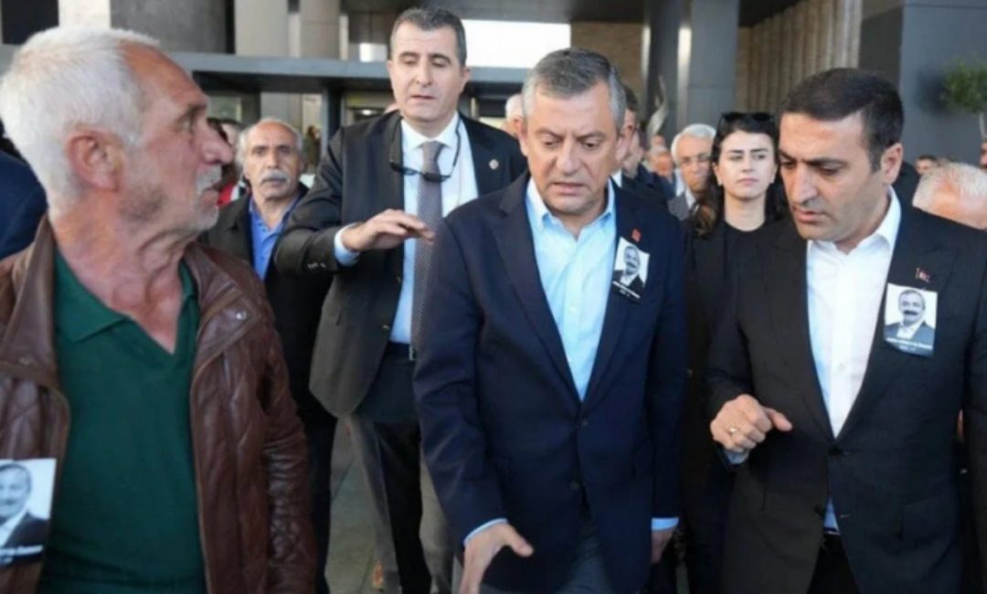 CHP Genel Başkanı Özgür Özel'e Sırrı Süreyya Önder'in cenazesi çıkışında