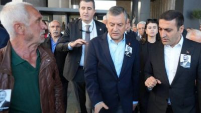 CHP Genel Başkanı Özgür Özel'e Sırrı Süreyya Önder'in cenazesi çıkışında