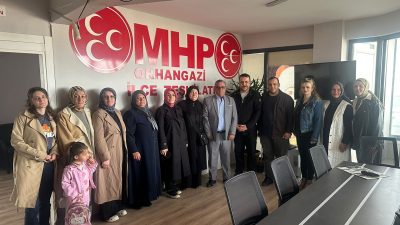 Orhangazi'ye bağlı Ortaköy Mahallesi Muhtarı Recep Kurhan, beraberindeki mahalle sakinleriyle