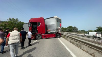 Bursa'nın Orhangazi ilçesinde meydana gelen olayda, iddialara göre sürücüsünün arı