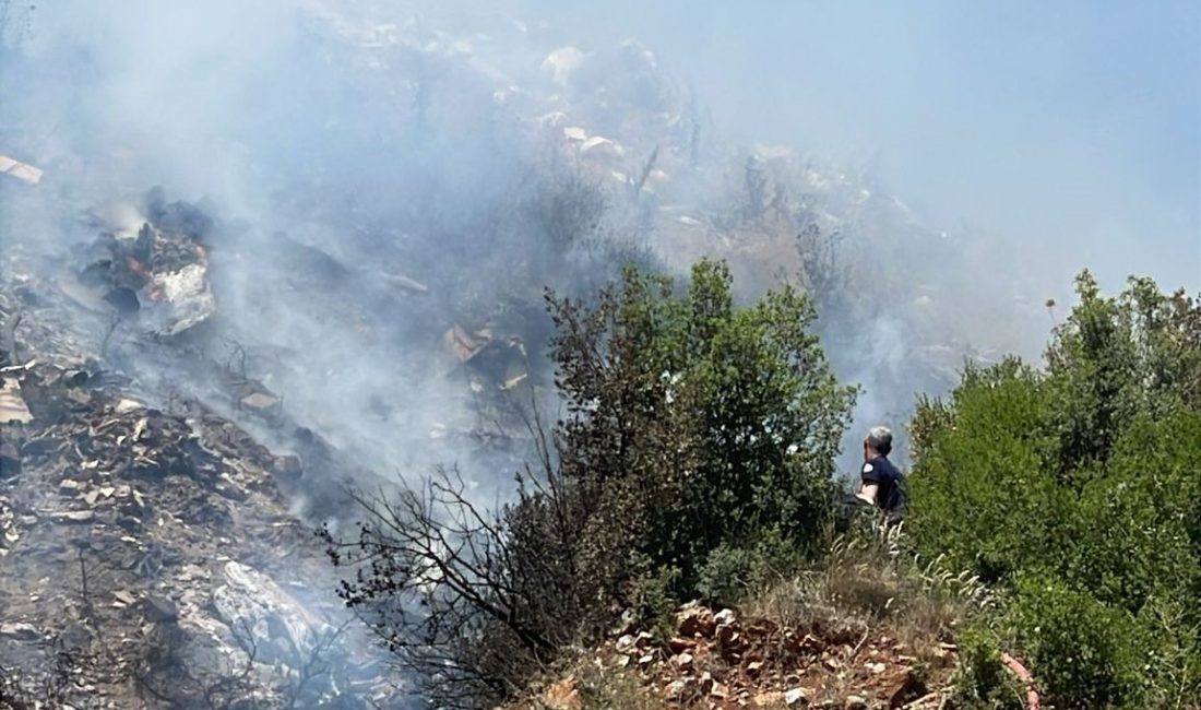 Bursa'nın Gemlik ilçesinde çöp döküm sahasında çıkan yangın, ekiplerin erken